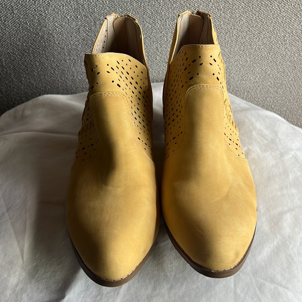 Sobeyo perforated block heel western bootie - butter yellow-size 10 - Picture 4 of 9